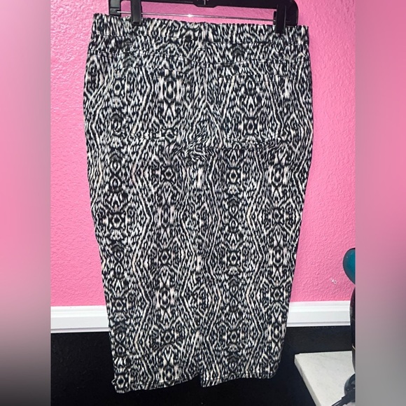 Basic Editions Black and White Geometric Capris - Picture 5 of 5